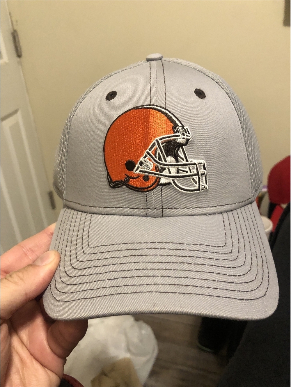 CLEVELAND BROWNS NEW ERA 3930 FLEX HAT (MED/LRG) GRAY W/HELMET LOGO COOL!